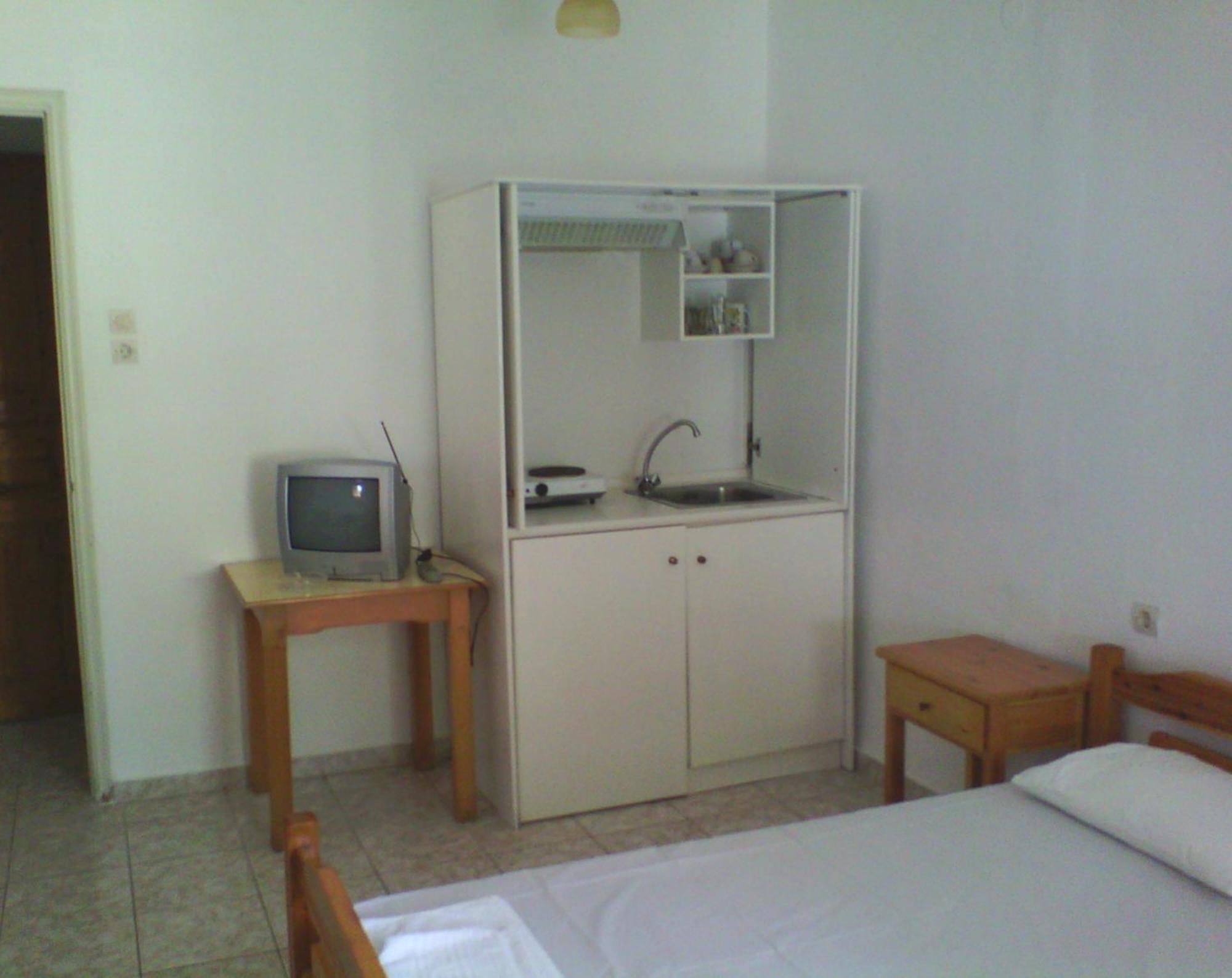 Karagiozos Studios & Apartments Skopelos Pokoj fotografie