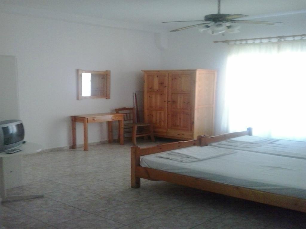 Karagiozos Studios & Apartments Skopelos Pokoj fotografie