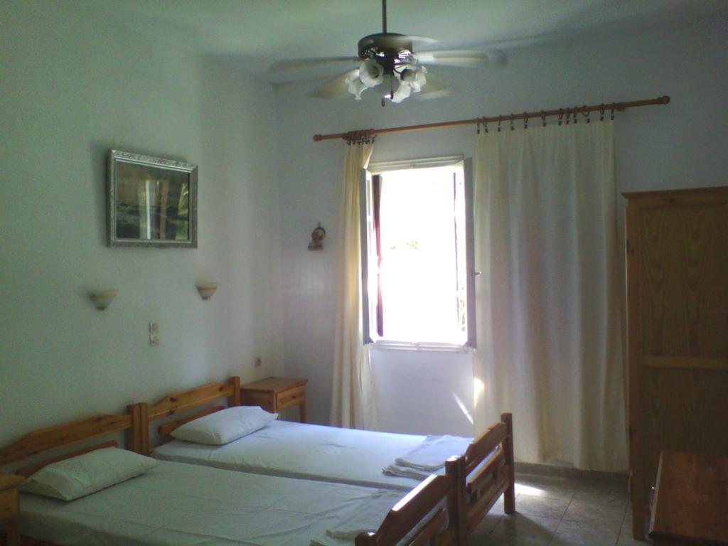 Karagiozos Studios & Apartments Skopelos Pokoj fotografie